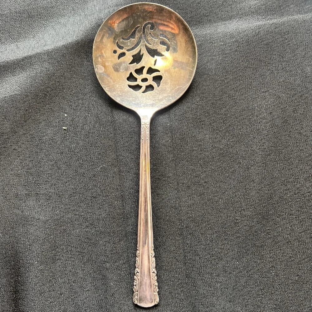 International Holmes Edwards  MAY QUEEN  Silverplate Pierced Tomato Spoon ‎ 1951
